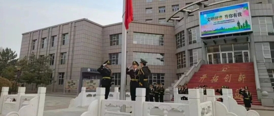 国旗下的青春思政课 | 电子商务系举行“传承雷锋精神 争做时代先锋”主题升旗仪式